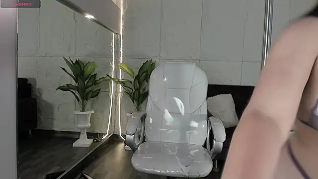 AariaLove online show from November 26, 2025, 10:32 pm