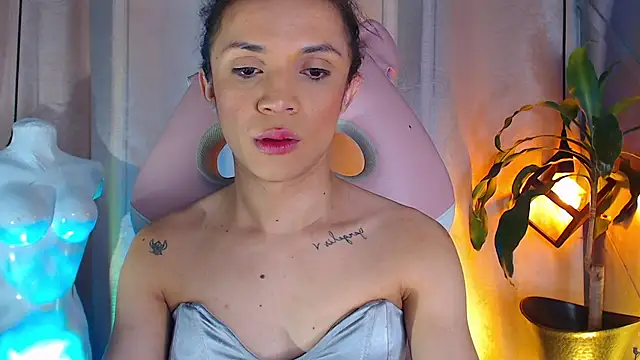 Cristal Gem1 online show from May 15, 2026, 11:52 am
