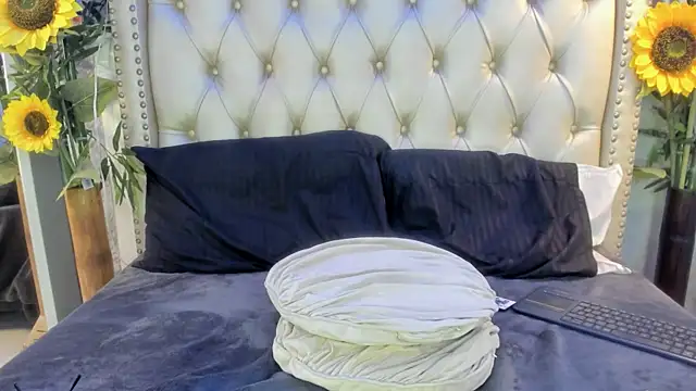 NyssaWood online show from November 14, 2025, 3:15 pm