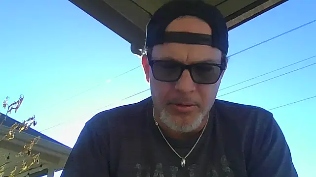 Snapshot of Slinkypoppet chatting on November 11, 2025, 10:04 pm Slinkypoppet online show from November 11, 2025, 10:04 pm