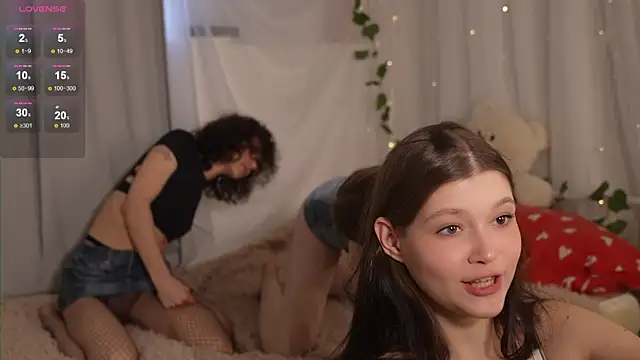 MimiLicks online show from November 28, 2025, 9:42 am