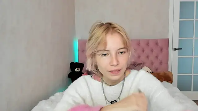 Pink Lila18 online show from September 14, 2025, 8:37 am