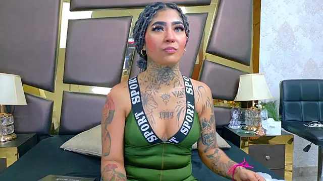 Snapshot of EmilieLake chatting on February 14, 2026, 8:42 pm EmilieLake online show from February 14, 2026, 8:42 pm