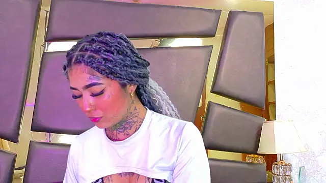 Snapshot of EmilieLake chatting on February 2, 2026, 7:35 pm EmilieLake online show from February 2, 2026, 7:35 pm