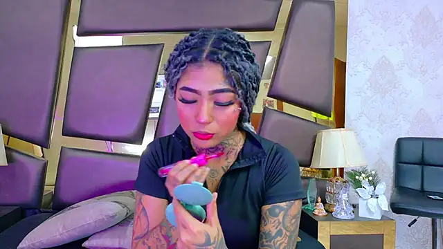 Snapshot of EmilieLake chatting on February 13, 2026, 8:20 pm EmilieLake online show from February 13, 2026, 8:20 pm