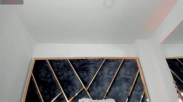 SusanaHenao online show from December 1, 2025, 7:04 pm