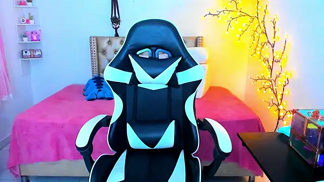 Snapshot of LenaStylesOA chatting on November 25, 2025, 12:49 pm LenaStylesOA online show from November 25, 2025, 12:49 pm