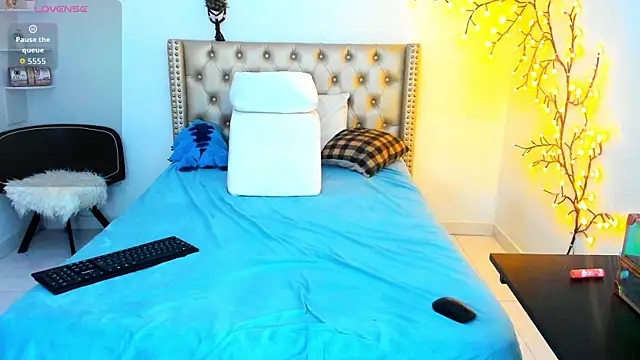 Snapshot of LenaStylesOA chatting on November 5, 2025, 12:41 pm LenaStylesOA online show from November 5, 2025, 12:41 pm