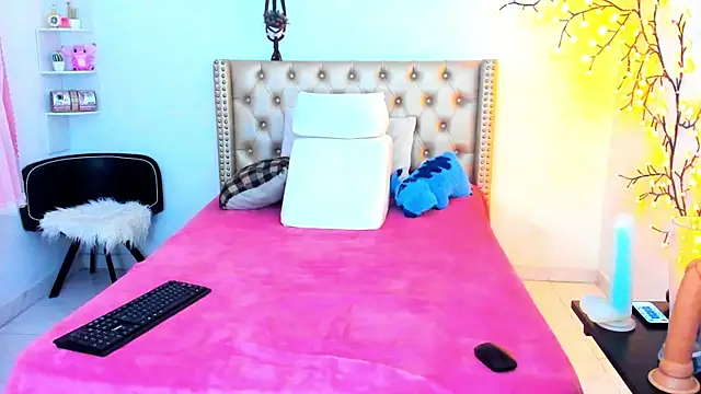 Snapshot of LenaStylesOA chatting on November 19, 2025, 1:05 am LenaStylesOA online show from November 19, 2025, 1:05 am