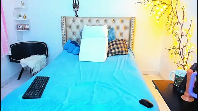 Snapshot of LenaStylesOA chatting on September 27, 2025, 12:44 pm LenaStylesOA online show from September 27, 2025, 12:44 pm