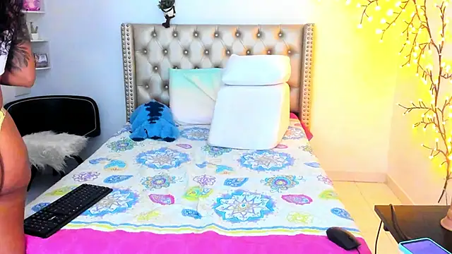 Snapshot of LenaStylesOA chatting on December 2, 2025, 1:17 am LenaStylesOA online show from December 2, 2025, 1:17 am