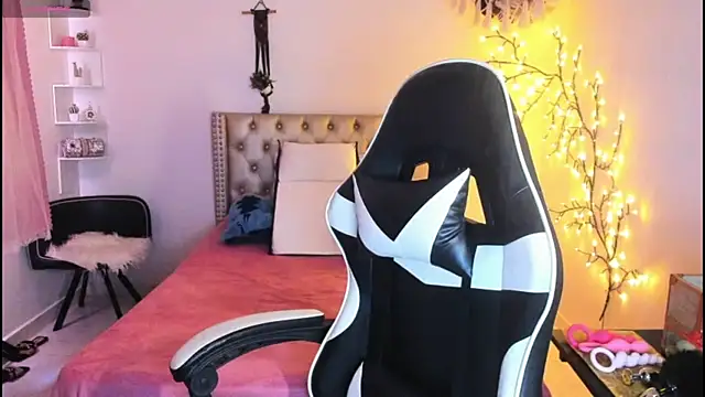 Snapshot of LenaStylesOA chatting on September 11, 2025, 1:11 pm LenaStylesOA online show from September 11, 2025, 1:11 pm