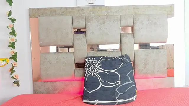 Natasha-Adams online show from November 28, 2025, 9:04 pm