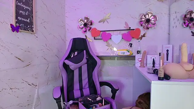 Natasha-Adams online show from February 4, 2026, 9:21 pm