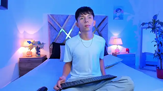 Snapshot of Hyunjin_Son chatting on October 17, 2025, 11:28 pm Hyunjin Son online show from October 17, 2025, 11:28 pm