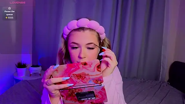 AliaBuerstatte online show from November 13, 2025, 7:07 pm