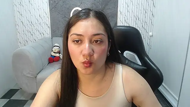 Snapshot of Ivony18_b chatting on October 31, 2025, 3:14 am Ivony18 b online show from October 31, 2025, 3:14 am