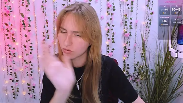 Snapshot of beauty_ginger_ chatting on September 18, 2025, 1:03 pm beauty ginger  online show from September 18, 2025, 1:03 pm