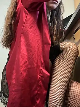 StrapPink online show from November 28, 2025, 8:47 am