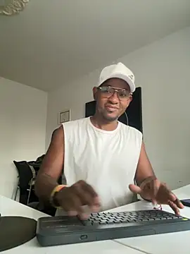Snapshot of AndresCalifornia chatting on October 15, 2025, 10:07 pm AndresCalifornia online show from October 15, 2025, 10:07 pm