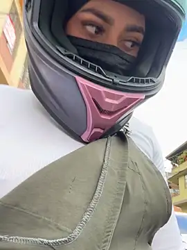 Snapshot of AlannaEvons chatting on November 6, 2025, 9:52 pm AlannaEvons online show from November 6, 2025, 9:52 pm