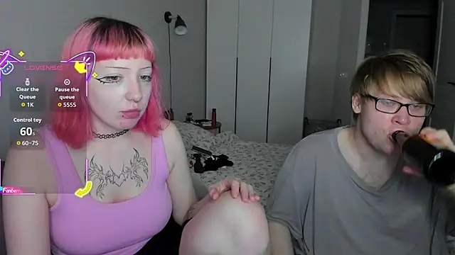 Snapshot of Couple_Molly chatting on October 16, 2025, 4:15 pm Couple Molly online show from October 16, 2025, 4:15 pm