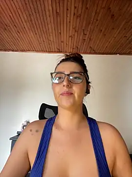 CoraVibes online show from October 4, 2025, 8:10 pm