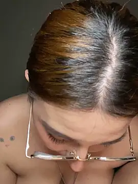 CoraVibes online show from December 13, 2025, 8:04 pm