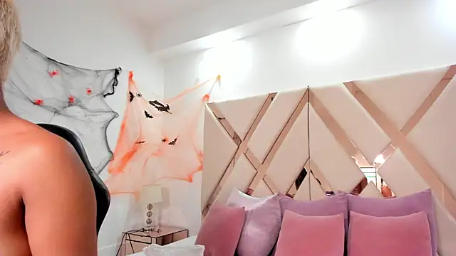 cloemorwen online show from October 31, 2025, 9:54 pm