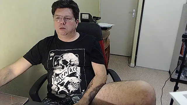 Snapshot of blueandwhite1 chatting on December 15, 2025, 4:57 pm blueandwhite1 online show from December 15, 2025, 4:57 pm