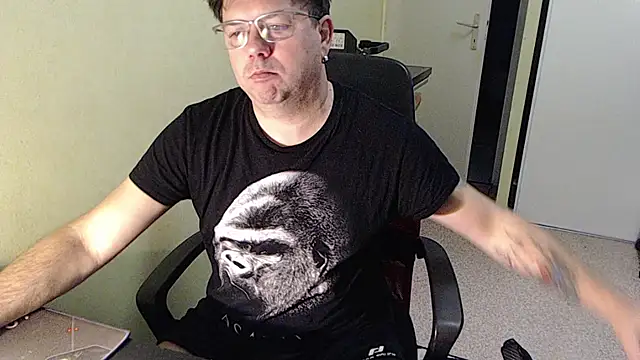 blueandwhite1 online show from November 29, 2025, 7:52 am