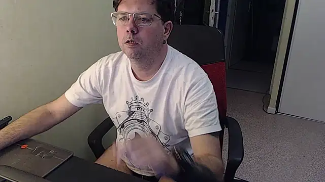 Snapshot of blueandwhite1 chatting on February 12, 2026, 5:02 pm blueandwhite1 online show from February 12, 2026, 5:02 pm