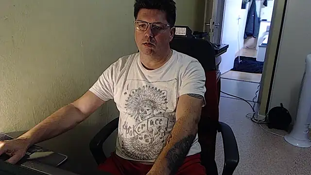 blueandwhite1 online show from September 27, 2025, 7:58 am