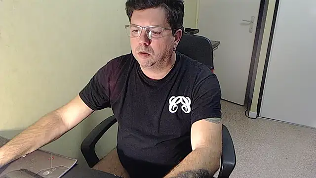 Snapshot of blueandwhite1 chatting on December 4, 2025, 3:44 pm blueandwhite1 online show from December 4, 2025, 3:44 pm