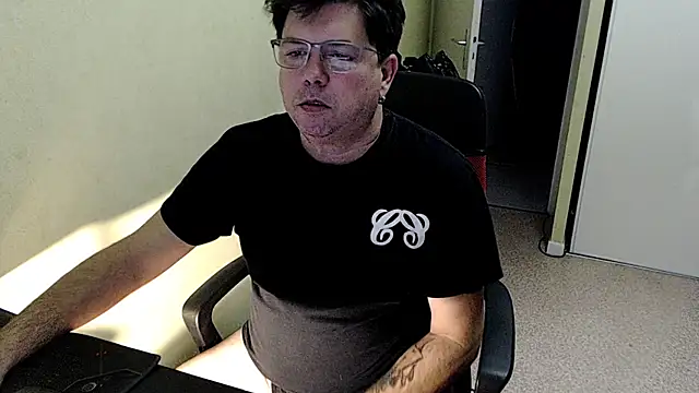 Snapshot of blueandwhite1 chatting on December 3, 2025, 8:36 am blueandwhite1 online show from December 3, 2025, 8:36 am