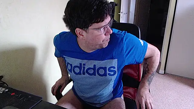 Snapshot of blueandwhite1 chatting on February 17, 2026, 4:04 pm blueandwhite1 online show from February 17, 2026, 4:04 pm