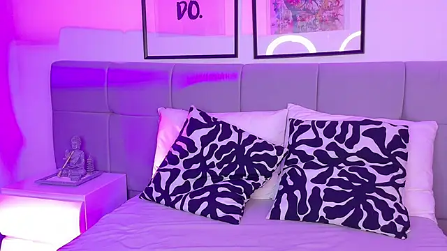 Snapshot of FranchescaVeleska chatting on November 19, 2025, 8:53 pm FranchescaVeleska online show from November 19, 2025, 8:53 pm