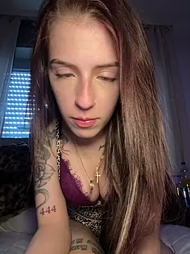 lisapeperoni online show from April 26, 2026, 12:46 pm