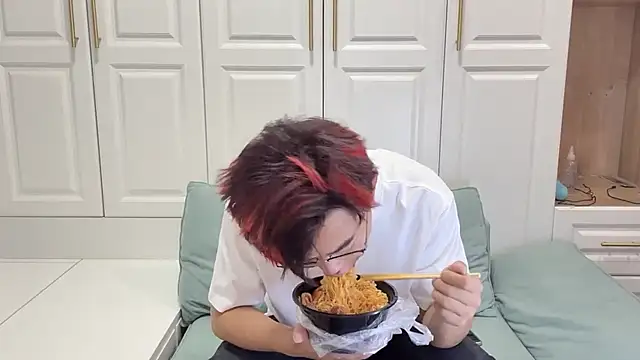 STxuguanhan online show from October 17, 2025, 8:06 am