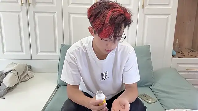 STxuguanhan online show from October 18, 2025, 7:54 am