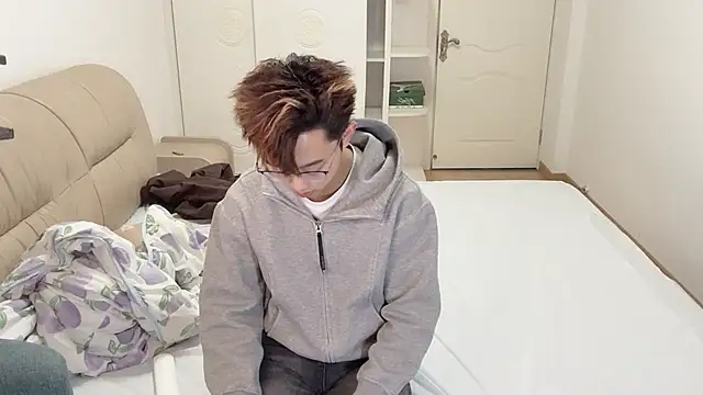 STxuguanhan online show from December 3, 2025, 1:43 pm