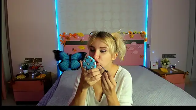 Snapshot of MeryMidnight chatting on October 3, 2025, 5:53 am MeryMidnight online show from October 3, 2025, 5:53 am
