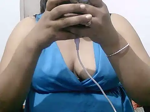 Snapshot of Mon-Luv chatting on September 14, 2025, 6:30 pm Mon-Luv online show from September 14, 2025, 6:30 pm
