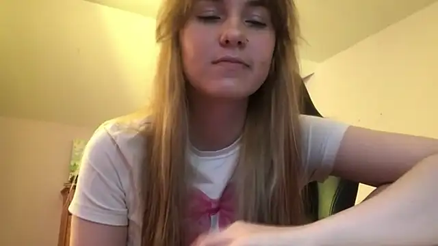 Snapshot of SiIver_Dawn chatting on September 19, 2025, 1:15 pm SiIver Dawn online show from September 19, 2025, 1:15 pm