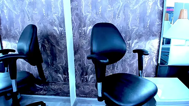 yiyisandoval online show from September 12, 2025, 1:55 pm