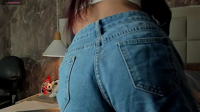 yiyisandoval online show from April 8, 2026, 8:43 pm