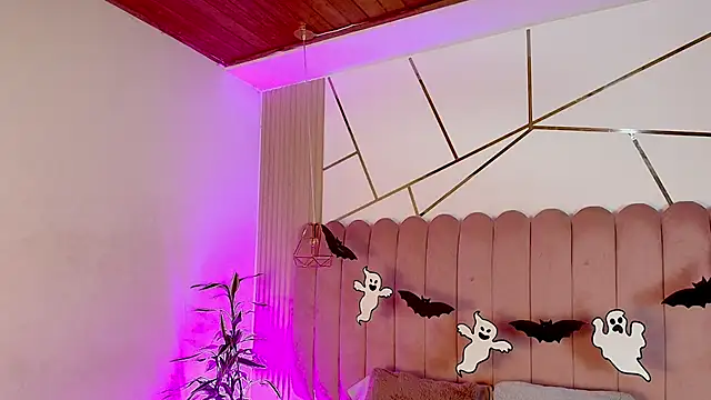 Snapshot of RILLEY_ALLEN chatting on October 29, 2025, 7:35 pm RILLEY ALLEN online show from October 29, 2025, 7:35 pm