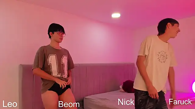 Handsomeboyss19 online show from September 12, 2025, 10:42 pm