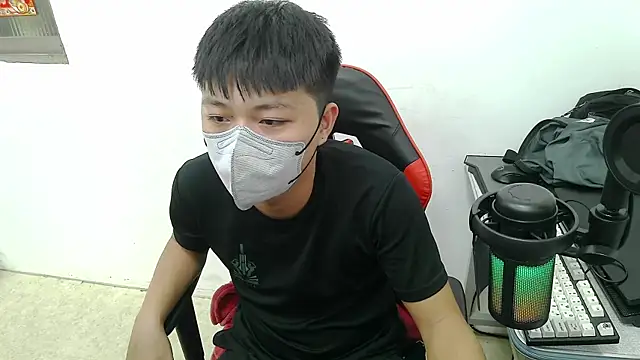 zhu000000 online show from November 11, 2025, 7:14 am