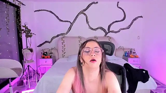 SarahCastro1  online show from October 25, 2025, 5:17 am